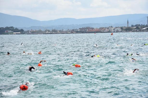 Kış ayında çocuklar için 'Hava soğuk, su soğuk, yürekler sıcak' sloganıyla kulaç attılar