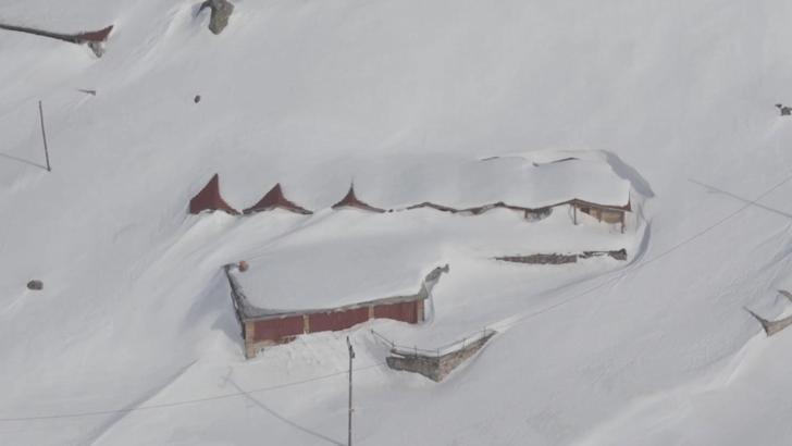 Yaylada kar kalınlığı 3 metreyi aştı; evler kayboldu