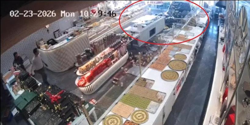 Ankara'da otomobil pastaneye girdi; o anlar kamerada