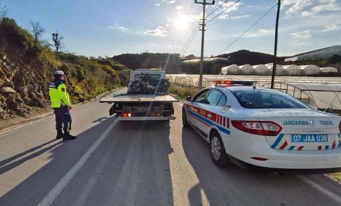 Trafiği tehlikeye düşüren ehliyetsiz motosikletlilere ceza