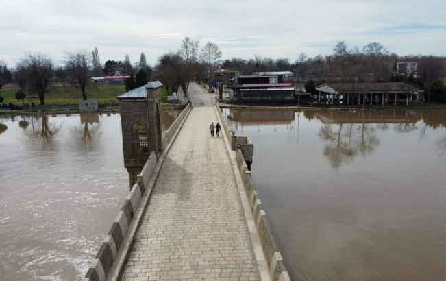Edirne'de nehirlerin debileri düşüşe geçti, köprüler yaya trafiğine açıldı