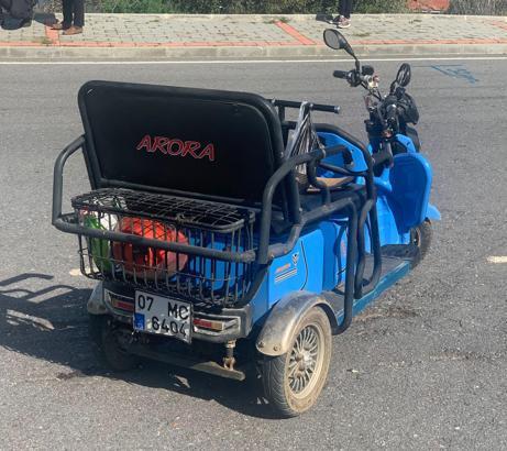 Devrilen elektrikli bisikletteki 2 kişi yaralandı