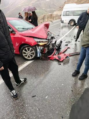 Siirt’te öğrenci servisi minibüsü ile otomobil çarpıştı: 6 yaralı