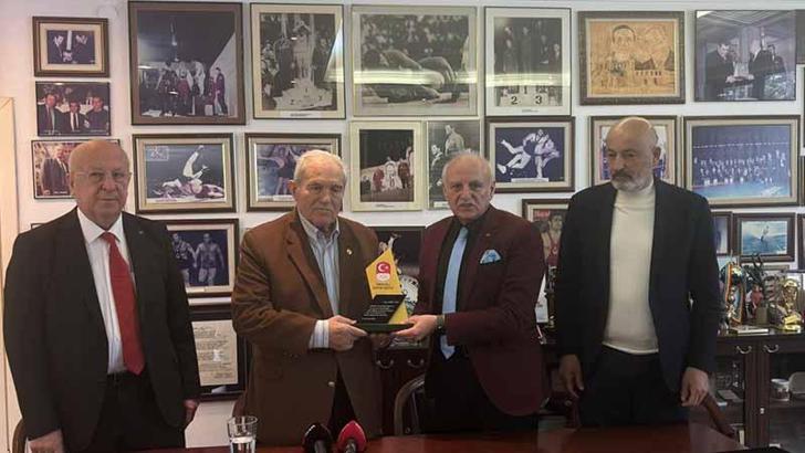 TMOK Anma ve Onurlandırma Komisyonu’ndan güreşin efsanesi Ahmet Ayık’a onur ödülü
