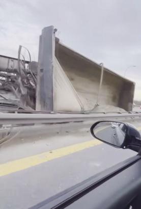 İstanbul - Büyükçekmece TEM Otoyolu'nda hafriyat kamyonu devrildi