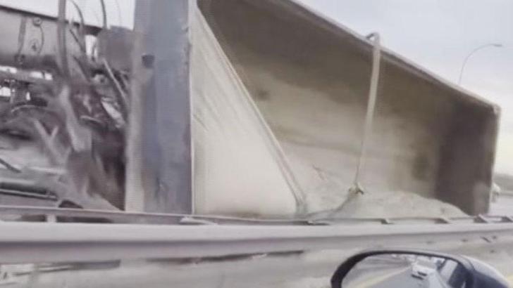 Büyükçekmece TEM Otoyolu'nda hafriyat kamyonu devrildi