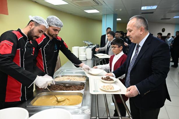 Vali Fidan iftarda öğrencilerle buluştu