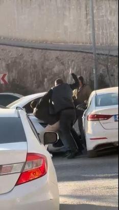 Mardin’de trafikte tekmeli yumruklu yol verme kavgası kamerada