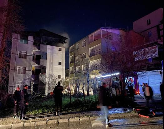 Evinde çıkan yangını söndürmek isterken yaralandı