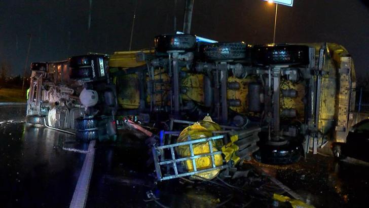 İstanbul - Bakırköy'de devrilen hafriyat kamyonunun şoförüne yardım etmek isteyen sürücüye otomobil çarptı