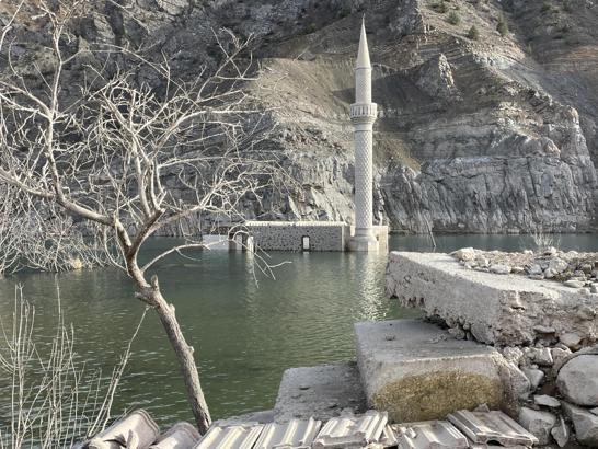 Baraj suları çekildi, ortaya çıkan köyde anılar tazelendi
