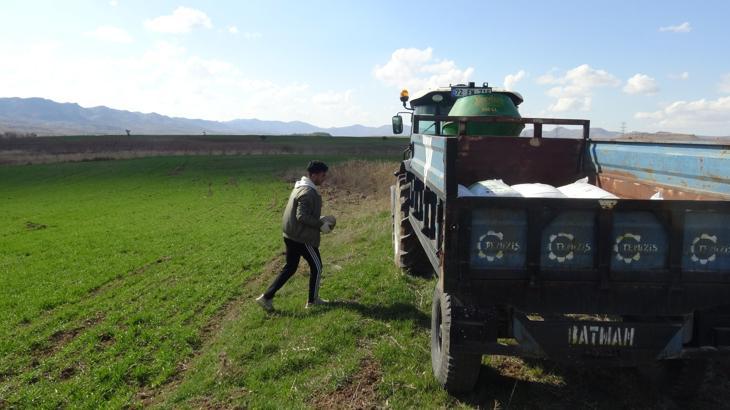 Gercüş’te çiftçiler bahar gübresine başladı