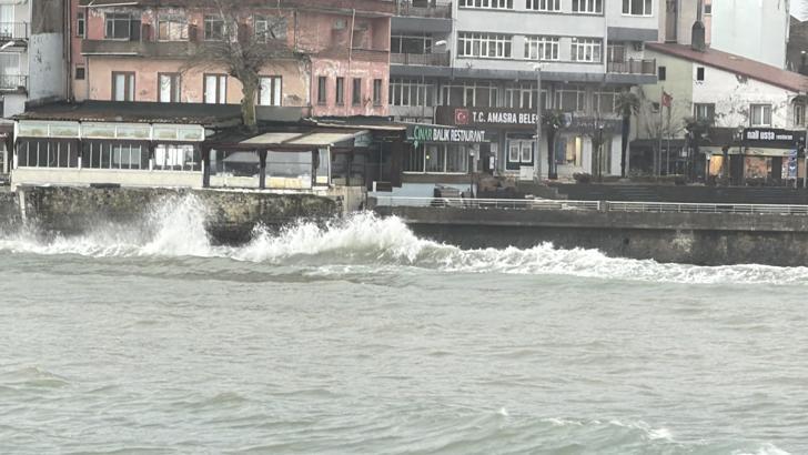 Amasra'da fırtına; dalga boyu 2 metreye ulaştı