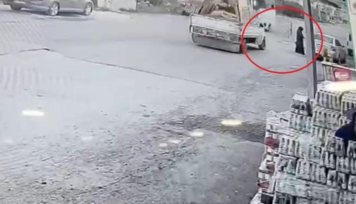 Kamyonetin kasasının açılan kapağı, yayaya çarptı