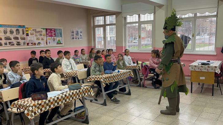 'Ağaç Dede'ye ilkokul öğrencilerinden alkışlı karşılama