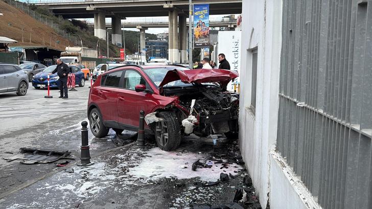 İstanbul- Kağıthane’de çarpmamak için manevra yaptı, okul duvarına girdi: 2 yaralı