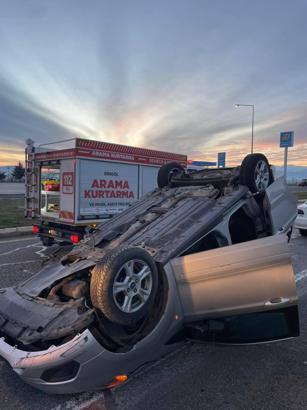 Hafif ticari araç, direğe çarparak takla attı; kaza kamerada/Ek fotoğraflar