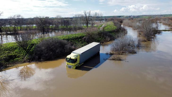 Edirne'de nehirlerin debileri düşüşe geçti: 3 gün mahsur kalan TIR şoförü kurtarıldı