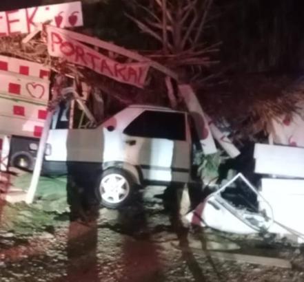 Otomobiliyle çilek tezgahına çarptı