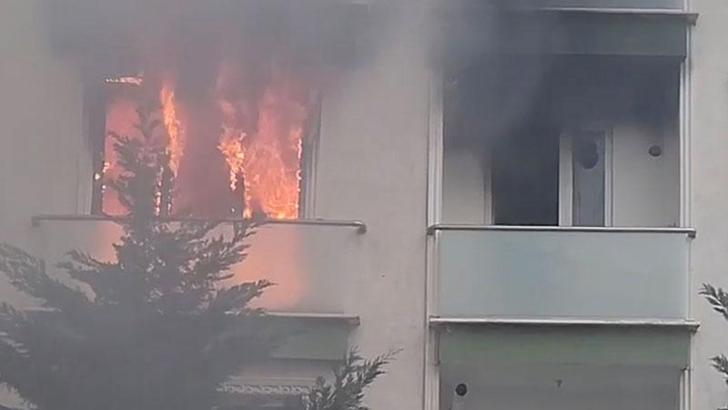 Maltepe'de 4 katlı binada yangın; mahsur kalan 4 kişi kurtarıldı