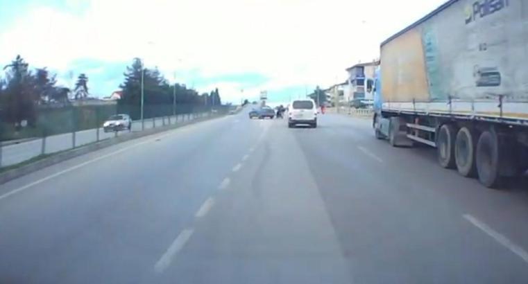 Otomobilin bariyere çarptığı kaza anı kamerada