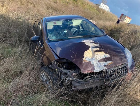 Yoldan çıkan otomobil tarlaya savruldu: 3 yaralı
