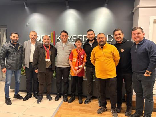 Galatasaray Taraftarlar Derneği'nden, kaldırımda gördüğü bayrağı alıp öpen Berk'e forma hediyesi