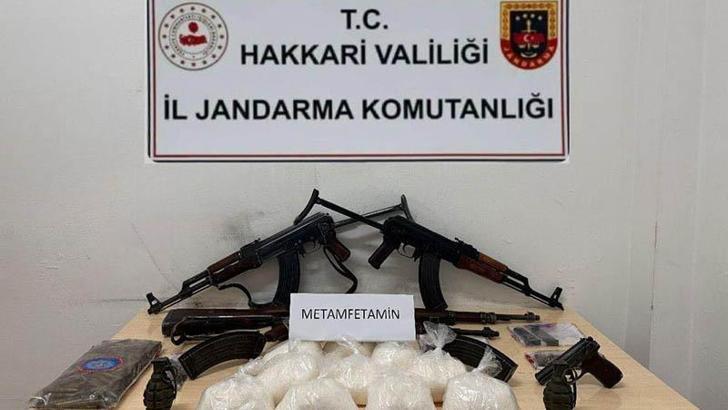 Hakkari'de 5 kilo metamfetamin ile silah ve mühimmat ele geçirildi