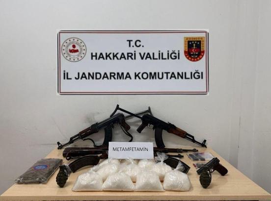 Hakkari'de 5 kilo metamfetamin ile silah ve mühimmat ele geçirildi