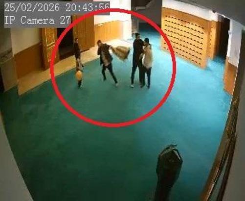 Ayakkabısını bulamayınca cami görevlilerine saldırdı