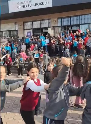 Osmaniye’de öğrenciler ilahiye hep bir ağızdan eşlik etti