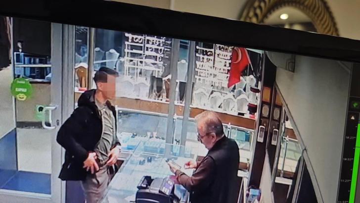 Kuyumcuya 'Jandarmayım' deyip silah gösterdi; altın ayırtıp kaçtı