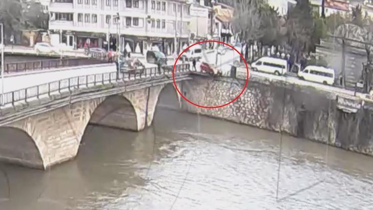 Hafif ticari araçla çarpışan otomobil, nehre uçtu; anne ile kızı yaralı (2)