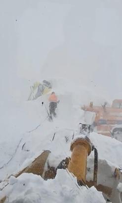 2 bin 540 rakımlı Sahara Geçidi'ne çığ düştü, iş makineleri kar altında kaldı (2)