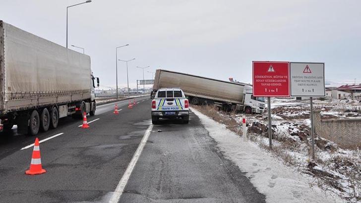Kars-Ardahan kara yolunda TIR kazası