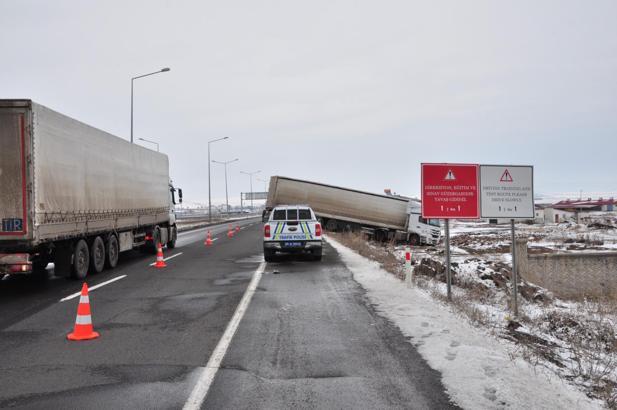 Kars-Ardahan kara yolunda TIR kazası