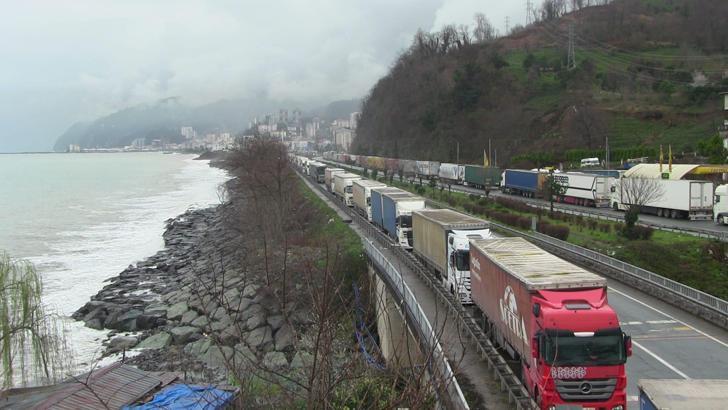 Artvin’de TIR kuyruğunda iftar sofrası kuruldu