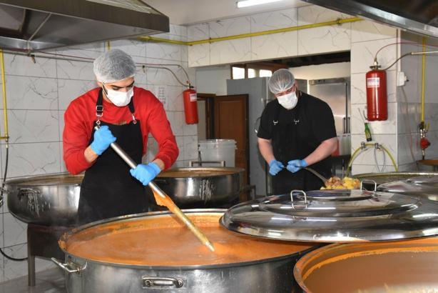 Menemen Belediyesi Aşevi’nden her gün 10 bin kişiye yemek