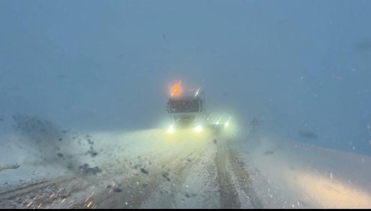 Yüksekova'da  kar ve tipi; araçlar yolda kaldı