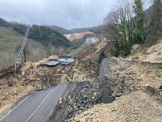 Ordu-Tokat yolunda meydana gelen heyelanda 300 metrelik yol çöktü
