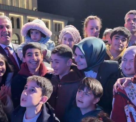 Bakan Göktaş, çocuklarla birlikte ilahiye eşlik etti