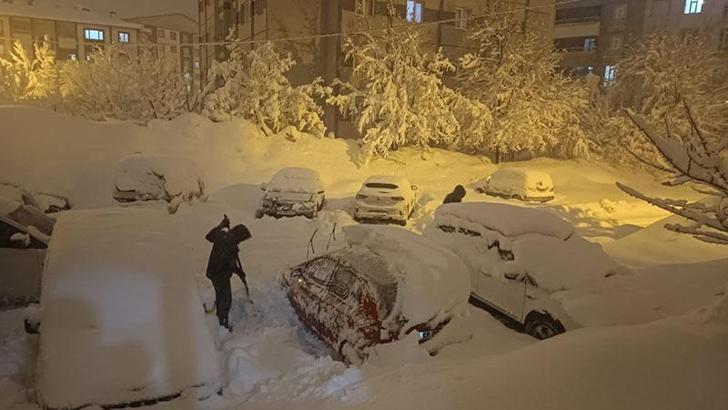 Bitlis'te eğitime kar engeli
