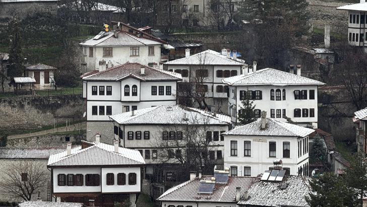 Safranbolu'nun tarihi konakları karla kaplandı