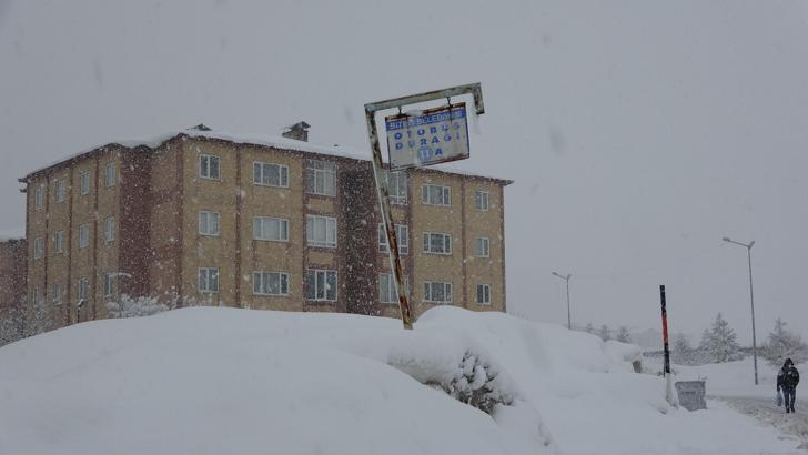 Bitlis'te kar kalınlığı 70 santimetreyi buldu; 304 köy ve mezra yolu kapandı
