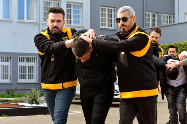 Döviz bürosunu kurşunladılar, olay yerinde kontak anahtarını düşürünce yakalandılar