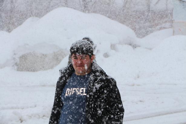 Karlıova'da kar yağışı ve tipi; 35 köy yolu kapandı