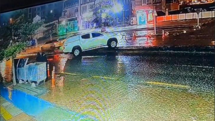 Kamyonet, caddede refüjü aşıp karşı şeride geçti; o anlar kamerada