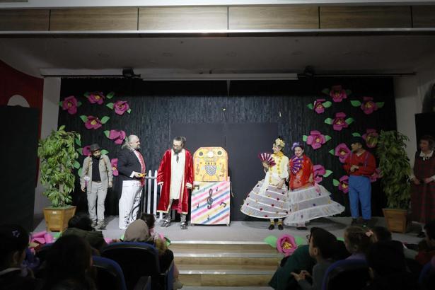 Yenipazar'da çocuklar tiyatroyla buluştu