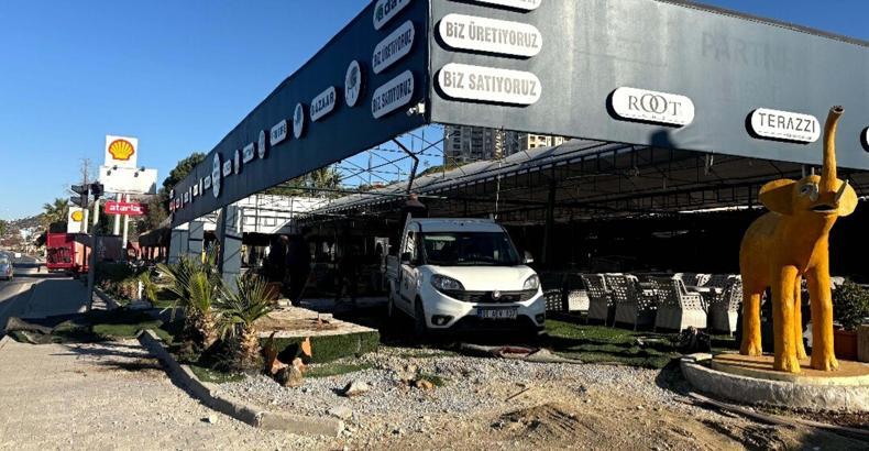 Hafif ticari araç, mağazaya girdi; 2 yaralı/Ek fotoğraflar