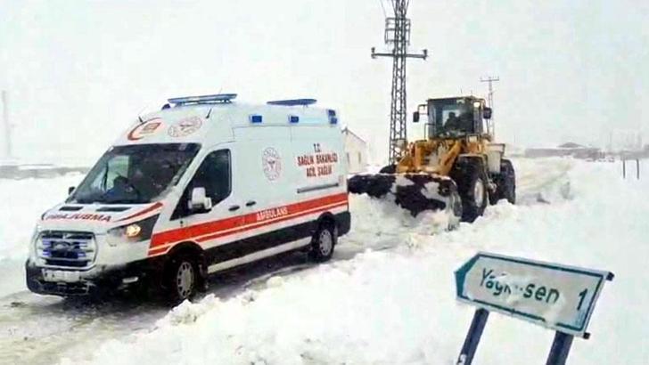 Kars'ta seferber olan ekipler, yolu kapanan köylerdeki vakalara koştu